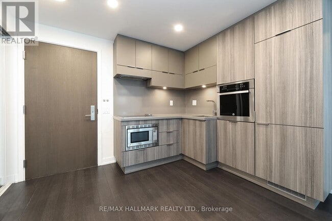 Building Photo - 39 Roehampton Ave