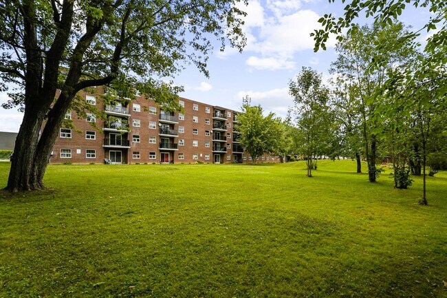 Photo du bâtiment - Town & Country Apartments