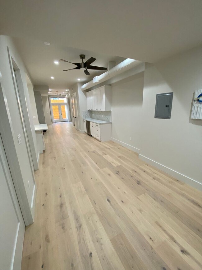 Foto del edificio - Large newly remodeled apartment with stain...