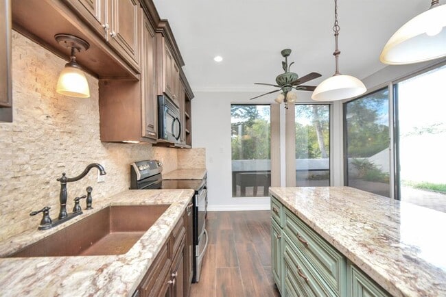 Building Photo - 7655 S Braeswood Blvd
