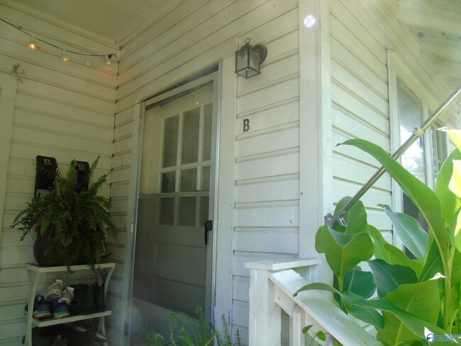 Building Photo - 1305B Wells Ave SE