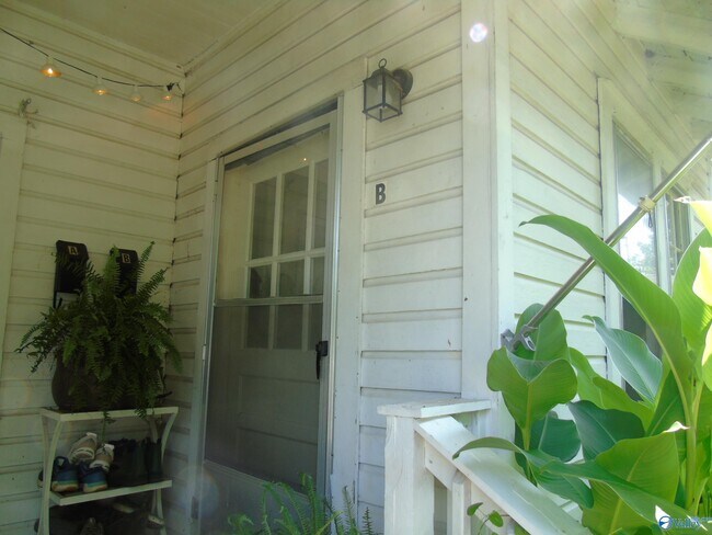 Foto del edificio - 1305B Wells Ave SE