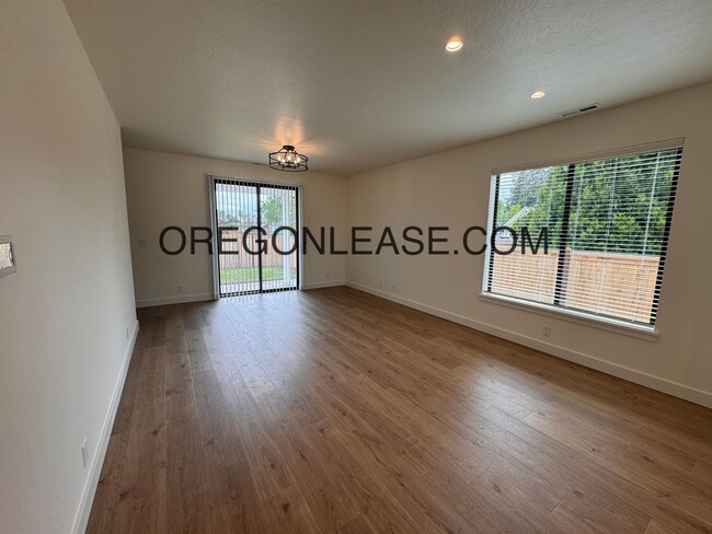 Building Photo - Brand New 3-Bed, 2.5-Bath Townhouse in Coburg