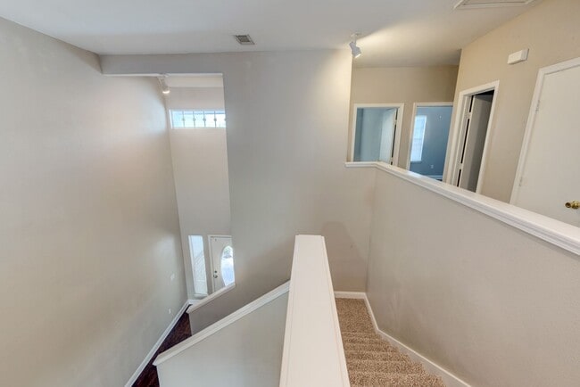 Building Photo - 2818 GEM! Beautiful home minutes from campus!