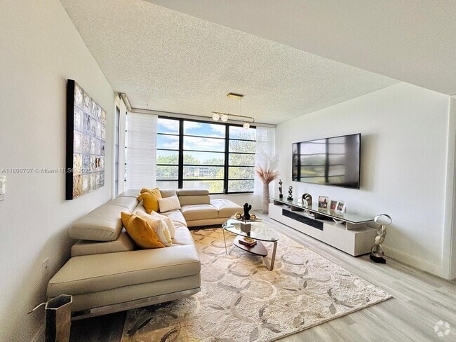 Building Photo - 1528 Whitehall Dr