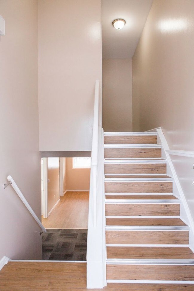 Building Photo - 3 Bedroom  1.5 Bathroom Duplex - Midland