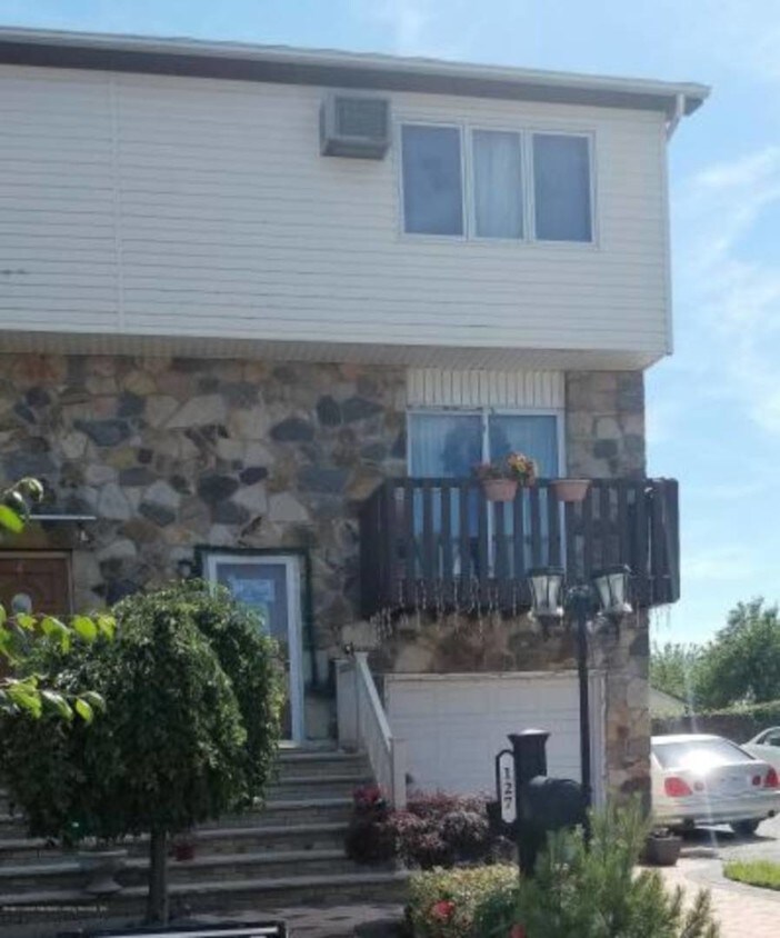 Primary Photo - 127 Cedar Grove Ct