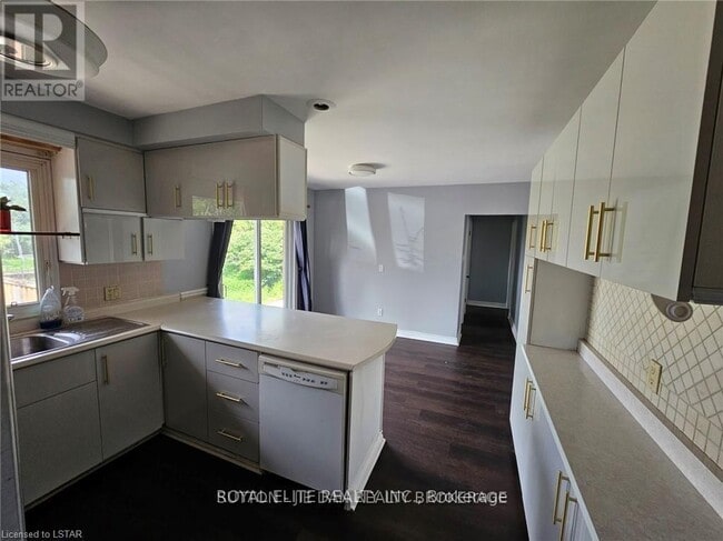 Building Photo - 385 Beachwood Ave