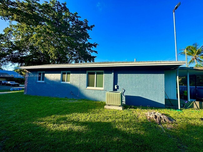Building Photo - 320 Holloway Dr