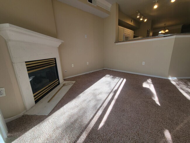 Building Photo - Spacious 2 bedroom, 2 bathroom townhome in...