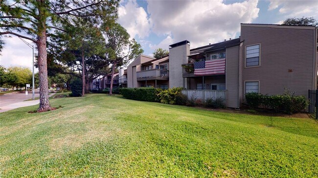 Building Photo - 9707 Richmond Ave