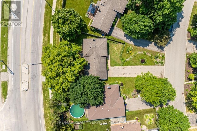 Building Photo - 285 Thorncrest Dr