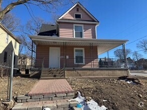 Building Photo - 905 N Winnebago St