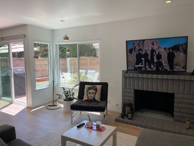 Foto del edificio - Stylish 3BR Townhome with Garage in Prestigious Woodbridge, Irvine