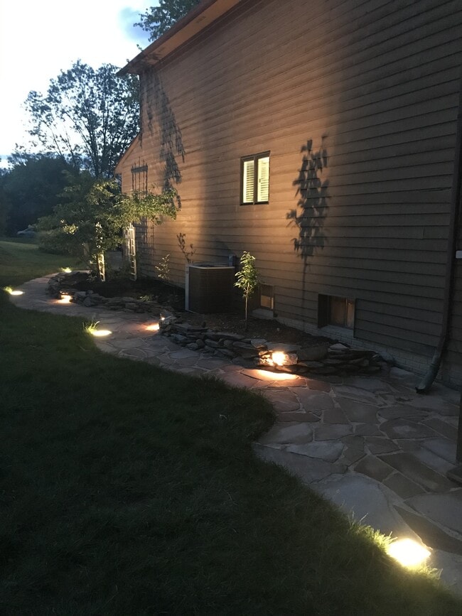 Building Photo - 10391 Meadowlake Cir