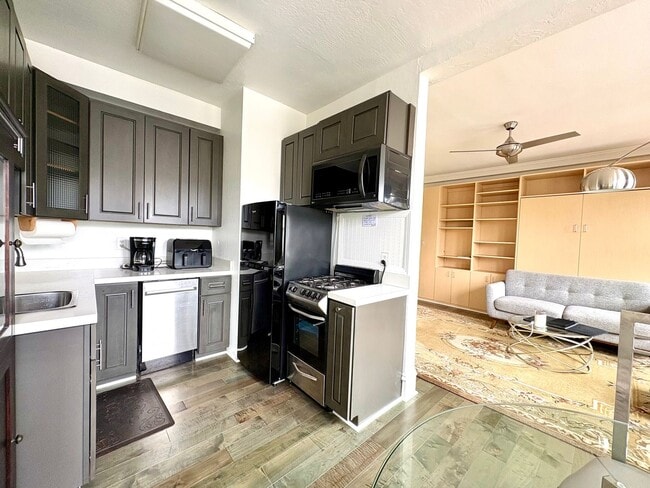 Building Photo - Fantastic Junior 1 bed in Cow Hollow with stunning SF skyline Views