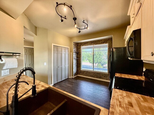 Foto del edificio - Spacious 4-Bedroom Home on Half an Acre in...