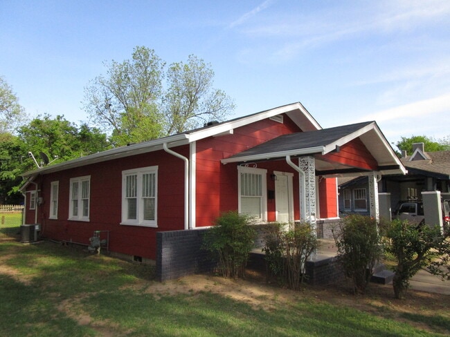 Photo - (2) Bed/(1) Bath + Study Avail NOW! Close to Core Norman and OU! House