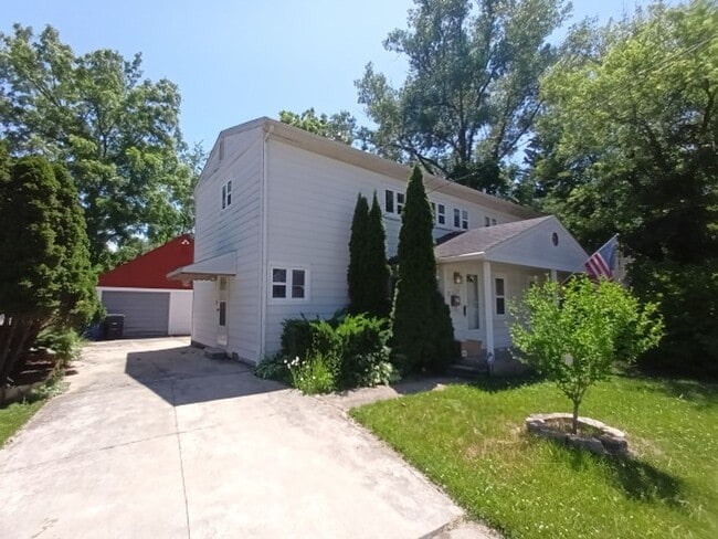 Building Photo - 31437-39 Alcona