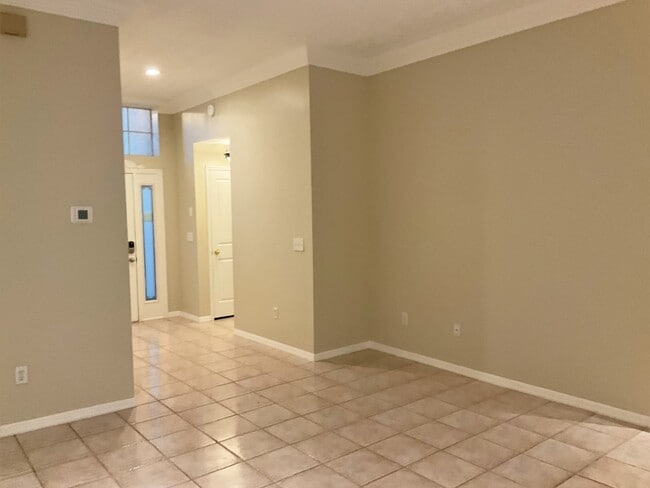 Building Photo - 14911 Rocky Ledge Dr