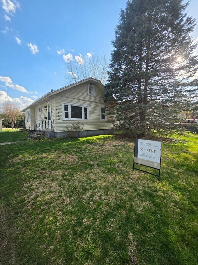 Building Photo - 452 Needham Ave