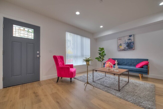 Foto del edificio - Luxury 4 Bed Townhomes in NoHo!