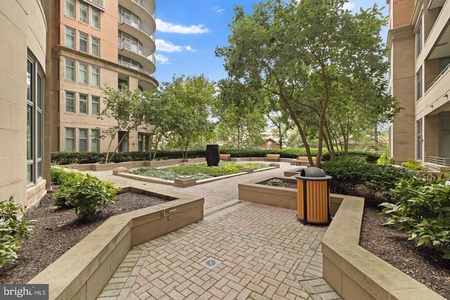Foto del edificio - 8220 Crestwood Heights Dr