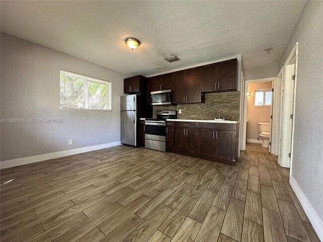 Foto del edificio - 647 NW 3rd Ave