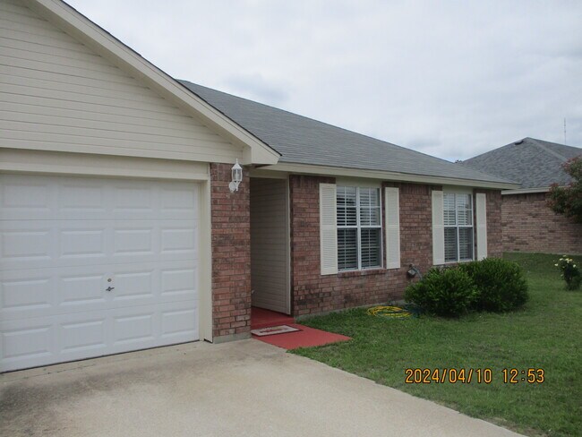 Building Photo - 179 Armadillo Ln