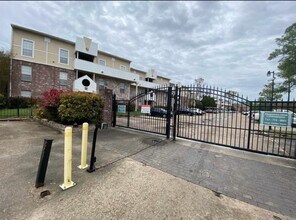 Building Photo - 6666 Harbor Town Dr