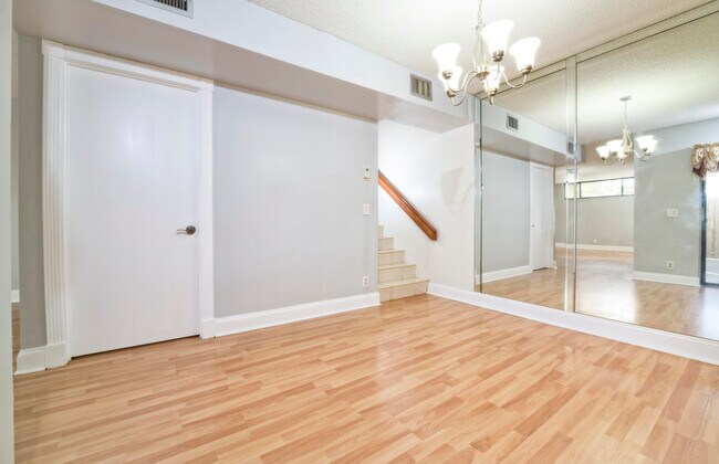 Foto del edificio - 8353 Trent Ct