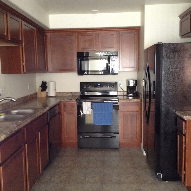 Building Photo - 3 BEDROOM, 2.5 BATHROOM, SADDLE RIDGE TOWN...