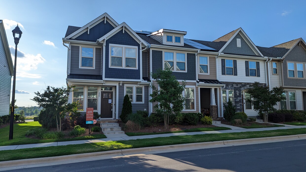 Foto principal - 220 Douglas Falls Dr