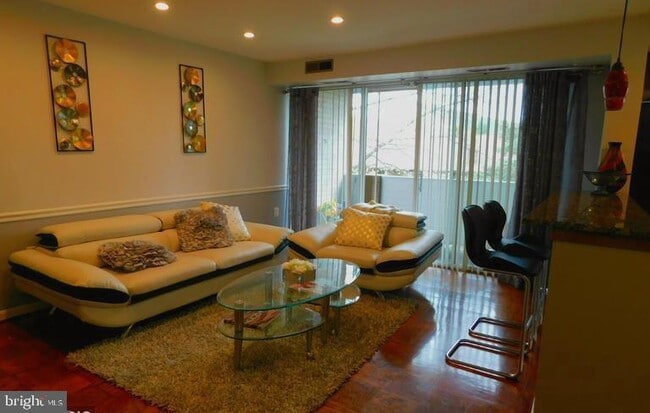 Foto del edificio - 5600 Bloomfield Dr