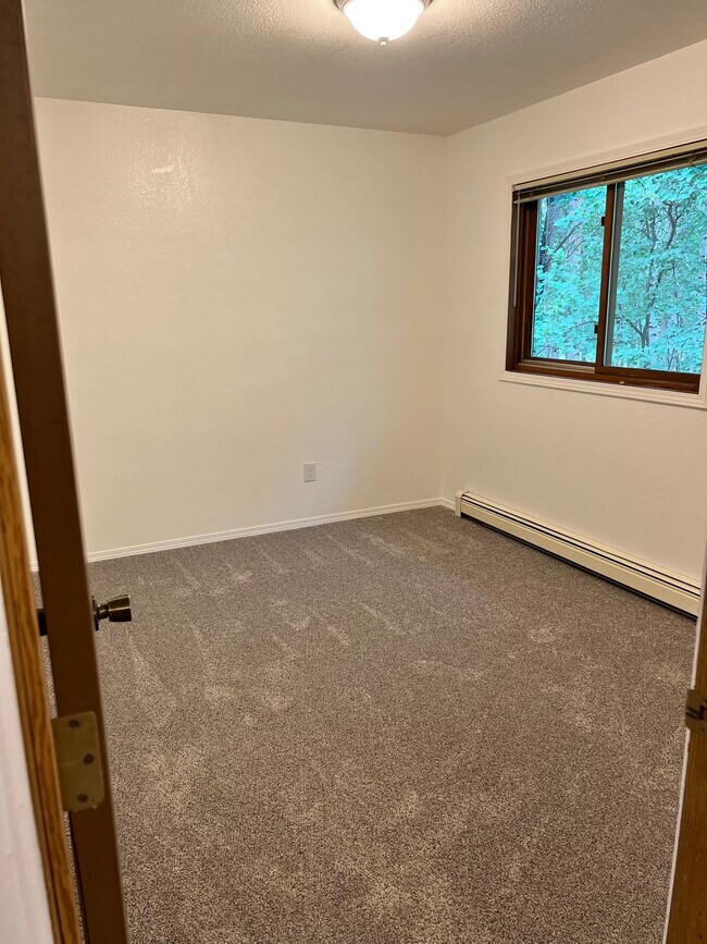 bedroom - 301 W Sheridan Cir