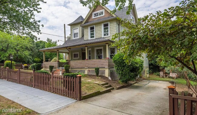Building Photo - 3 br, 3 bath House - 3300 17th St NE