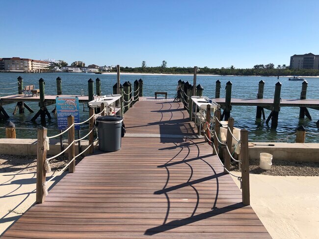 Foto del edificio - 60 W Pelican St