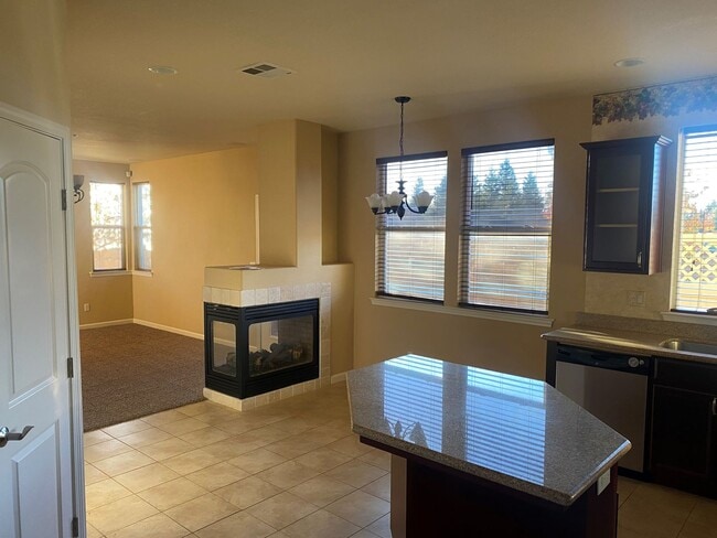 Building Photo - LARGE BEAUTIFUL HOME IN THE SONATA "GATED ...