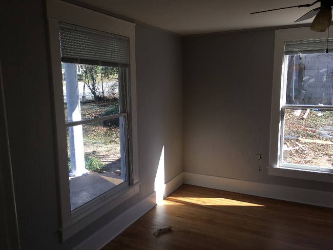 Foto del edificio - 216 E 2nd St