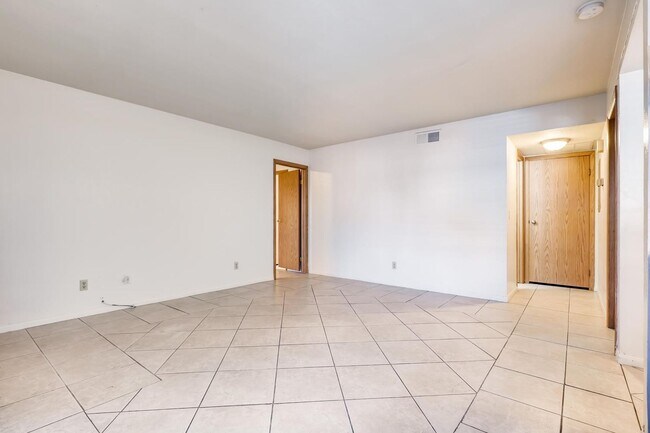 Building Photo - 2 Bedroom CONDO at a GREAT PRICE!
