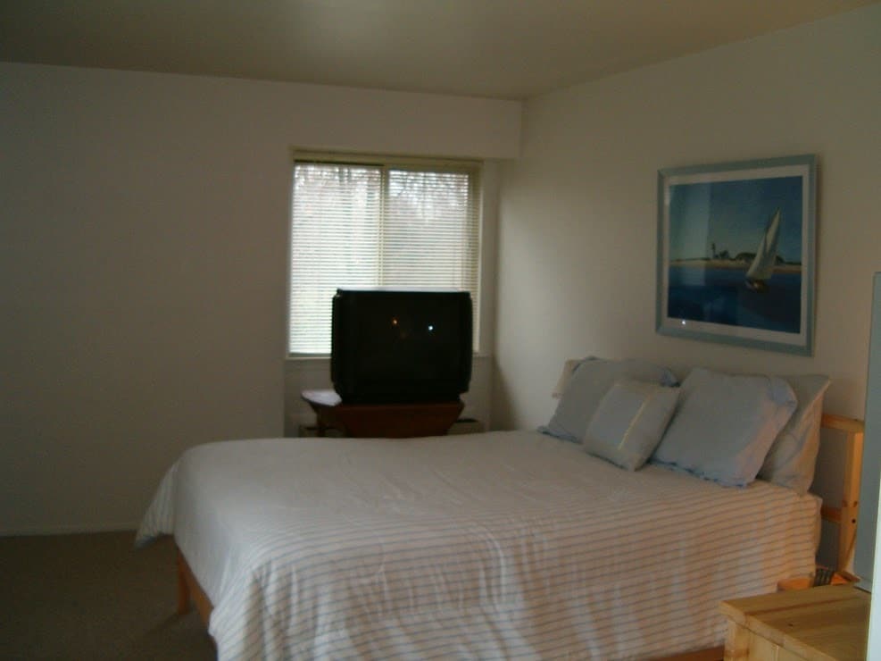 Master Bedroom - 75 Marlowe Ct