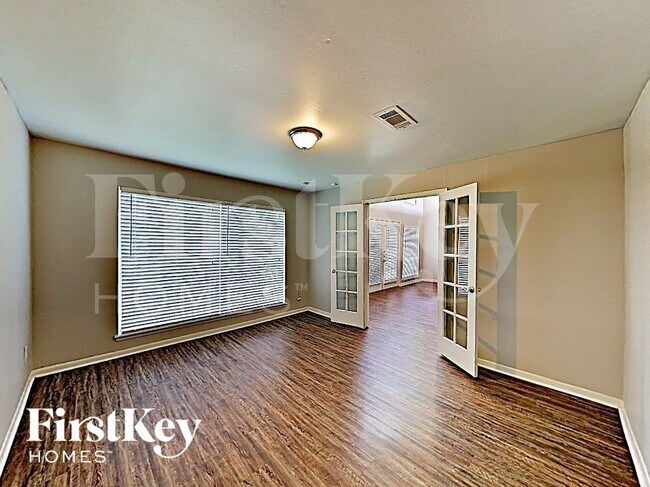 Foto del edificio - 13818 Lynnwood Ln