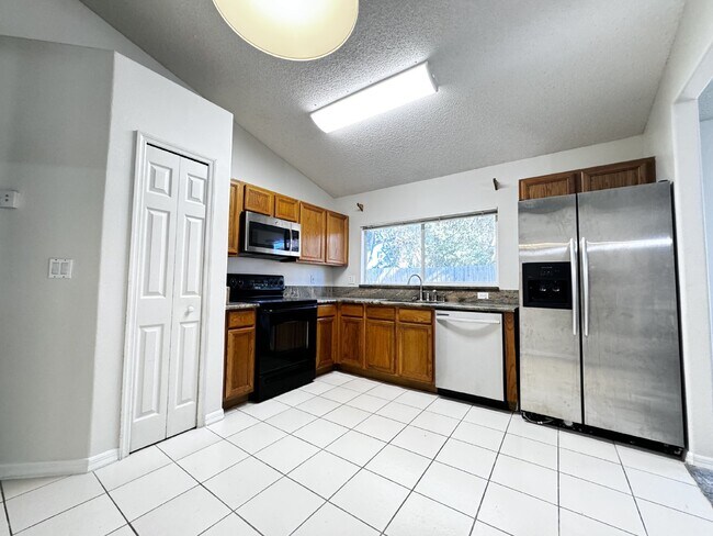 Building Photo - 4bed 2 bath  home for rent with free snow ...