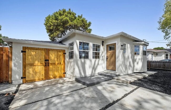 Building Photo - Charming 2 bedroom, 1 bathroom house