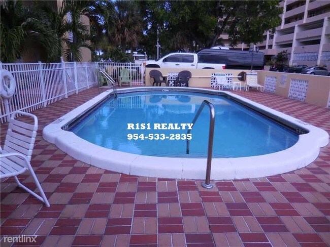Building Photo - 1 br, 1 bath Condo - 3061 NE 49th St xxx