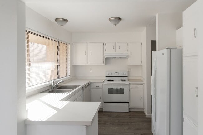 Building Photo - Updated 3 bedroom, 1.5 bathroom townhome.