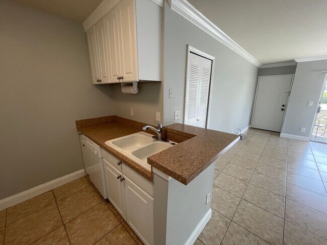 Foto del edificio - ANNUAL RENTAL - 1ST FLOOR 1 BED/ 1 BATH CO...