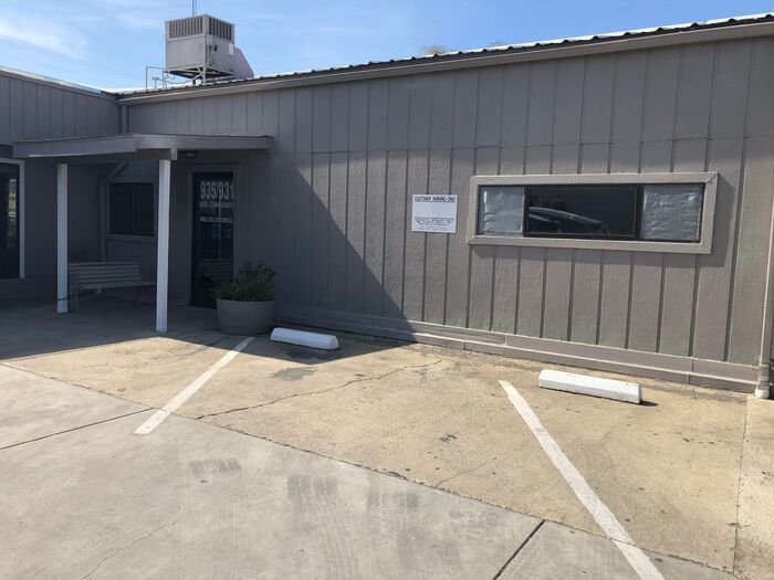 Primary Photo - Commercial small one room office for rent!