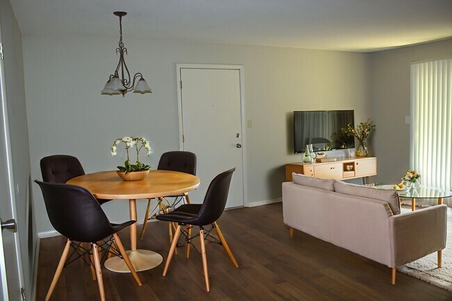 1 dormitorio, sala de estar y comedor - The Woodlands Apartments