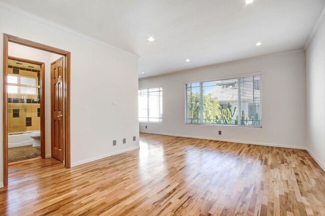 Building Photo - 807 5th St